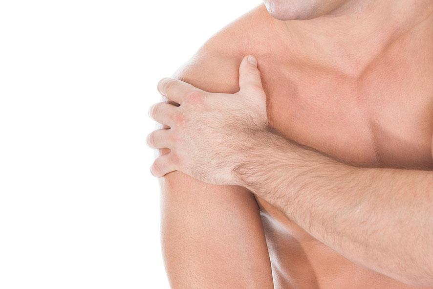 Katere so prednosti minimalno invazivne operacije ramena v primerjavi z odprto operacijo?